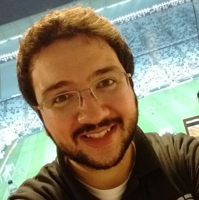 Jornalista. Formado. Radialista. Formado. Rede Contínua. Apaixonado por Rádio, como todo brasileiro. Um homem feliz!