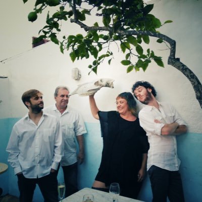 Fem música i poesia. Vessam versos. Et convidam a gaudir amb nosaltres de tots els sentits i en tots els sentits...