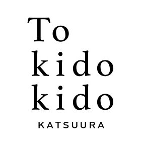 勝浦の山側にあるカフェです。 デザイン部は、千葉県夷隅（いすみ）地域を見つめる フリーペーパー「いすむすび」を、 千葉県建築士会夷隅支部の皆さんと共同制作しています。 通常営業日：土日PM1~PM6 ※月〜金の祝日は不定期営業となります。 千葉県勝浦市貝掛３４８