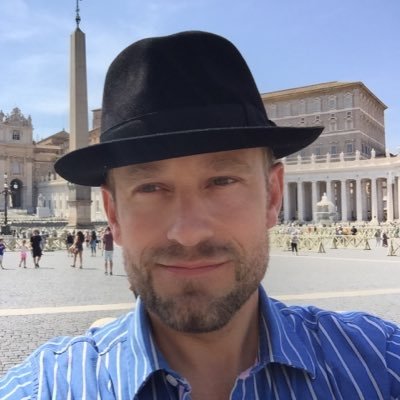 - Bördig från Karlskrona nu stolt Göteborgare - Präst i Svenska kyrkan. På Twitter intresserad av #svpol #svfm #svenskakyrkan och #gbgftw +Omnia Gratia+