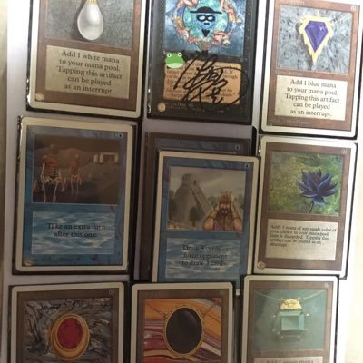 またゆっくりMTGがしたいなぁ〜 MTG仲間欲しい！！写真は今も持ってるものです一番のレアは帽子の人が書いた絵ですかね、世界に一枚だと思う。