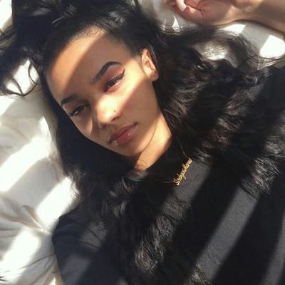 enyahmdx's profile picture. rien n'est plus douloureusement calme qu'un crépuscule d'automne.