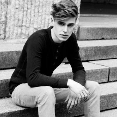 MaxwellBlack21's profile picture. Quédate, no importa que tan oscuro pueda ser.