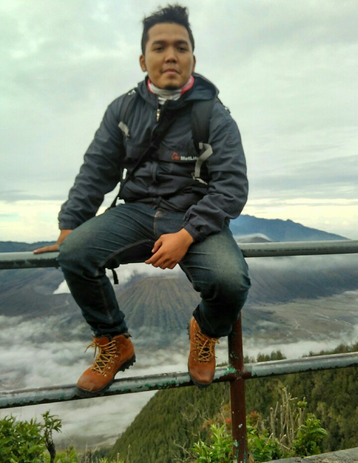 ketika senang Anda memilih mendengarkan music, namun ketika sedih anda cenderung memahami arti lyric