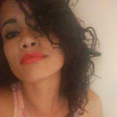 Moça bonita que orava e sorria, deixava as lágrimas de lado, pois sabia que Deus a protegia.💄👑👄