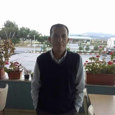Dinar'da yasıyorum turızim alanında calısıyorum fenerbahce aşığıyım ilkbahar ve sonbaharı cok severim yagmurlu havada topraktan cıkan koku en sevdiğim kokudur .