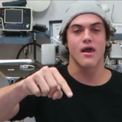 What's up guys! I'm @EthanDolan & @GraysonDolan triplet. Also the savage✌🏼