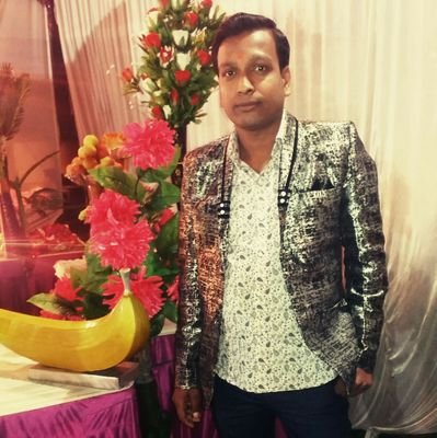 एक दिन मिट जाएगा माँटी के मौल
जग मे रहँ जाएगा प्यारे तेरे बोल
जिंदगी एक जंग है फिर भी हम सबको
घमंड है