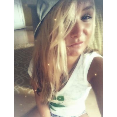 karenbylr's profile picture. 