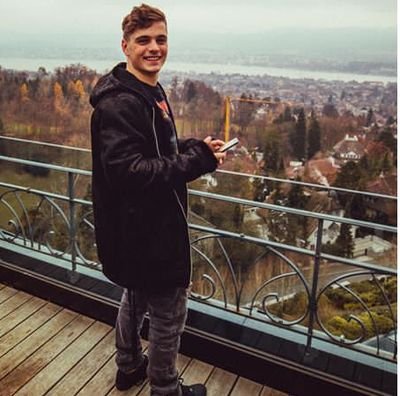 Hello! i'm garrixer and i'll update all of about @MartinGarrix || #SCAREDTOBEALONE is out!