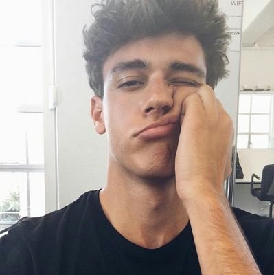 TheoDart_'s profile picture. C'est en faisant n'importe quoi, qu'on devient n'importe qui.