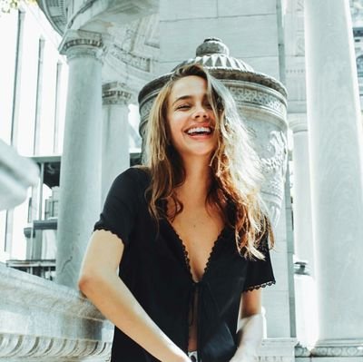 unejeunerescape's profile picture. Petite snowboardeuse olympique, basketteuse malgré une petite taille.