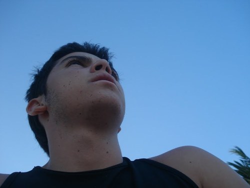 Estudante de comunicação, ativista social, músico. Uma pessoa feliz, apaixonado pela vida e pela arte. Que luta para obter o bem comum.