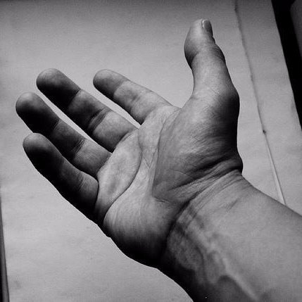 Un peu de tendresse en ce bas monde. Ne t'en fais pas, il y a un humain derrière tout ça.  

Ouvre tes dm, garde espoir et le destin fera le reste.