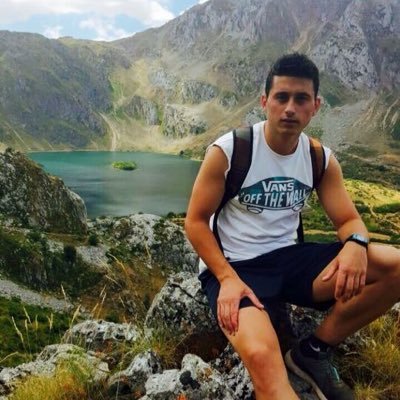 Es de héroes sonreir cuando el corazón llora.
