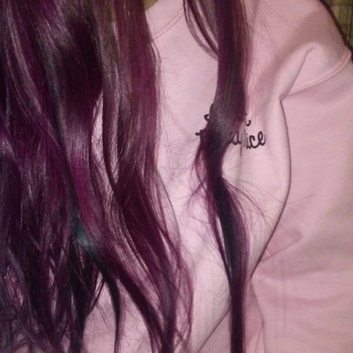 ImVKLapointe's profile picture. Instagram: @vickylapointe_  et @jecrisdesmots
Page Facebook : @jecrisdesmots