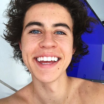 te dei um follow gratis, poderia dar rt no unico rt da conta e marcar o nash?? muito obrigada