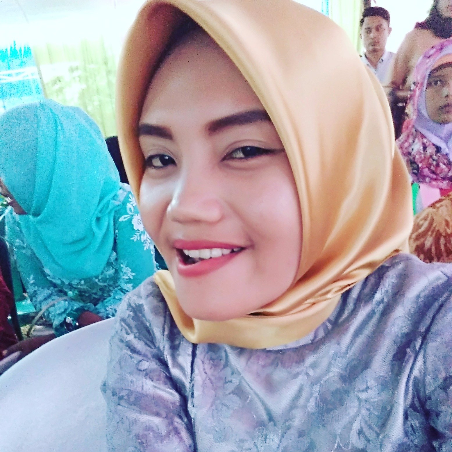 apapun bentuknya warna tetep merah