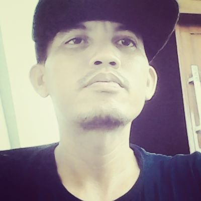 Kelahiran Kota Makassar 03 November,Hobi Main Gitar,Dengar Musik,Membaca,