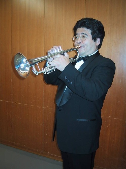 大阪はミナミで喇叭吹奏業(トランペット奏者)を営んでおります。演奏、レッスン、等に関する事を中心にツイートしていきます。
A trumpet player based in Osaka. I'll be tweeting about performances, lessons, and related topics.