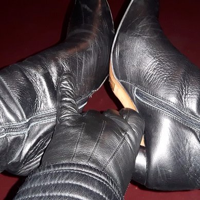 Boots,Gloves&Coats all in 🔥leather! I ❤ alpha women in leather. I'm a CD male. ❤ dom women & catfights. not sexually  interested in men or  CD just women.😘