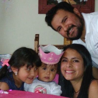 Papá de 2 bellezas, hijo de los mejores padres, hermano de 2 duendes. También desarrollo software y me quejo por internet.
