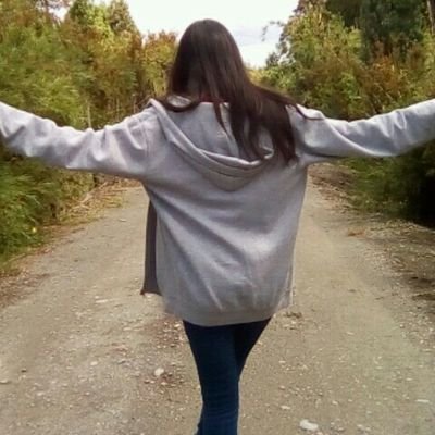 me gusta leer 😍😅 ... mi signo es géminis😖 y me encantan las películas de terror 👽💀🎬 , en mi tiempo libre escucho música 🎶🎵🎧