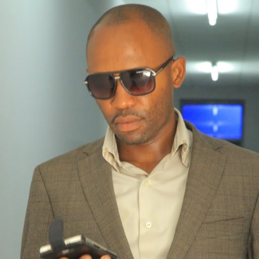 Communicant, Analyste politique et Écrivain. David Ndo'ade est passionné de la politique et milite pour le bien du plus grand nombre.