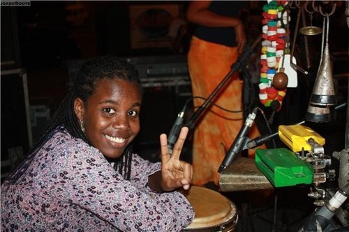 Eu sou uma pessoa que adora a vida e ama tudo o que faz .. toco vários instrumentos musicais e também gosto de informática ..