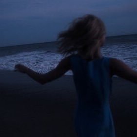 moonlogen's profile picture. "Le gioie sono così piccole che neanche si vedono".