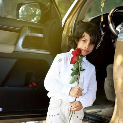 كل شئ حولي يحتفظ بـ ملامحك يسكنه صوت ضحتك ، حديثك ؛ الى هذا الحد قد تعقلت انا بك .