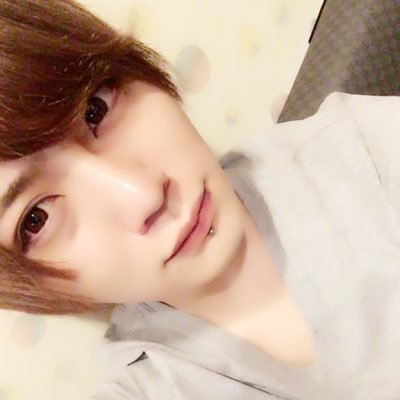前のアカウントがロックされて入れなくてなっちゃったから、新しく作り直した〜こっちにフォローよろしくねんん 注意・・・・このアカウントは、本人ではありません。LOVE LOVE LOVE ▶︎▷ @hhhhh0114