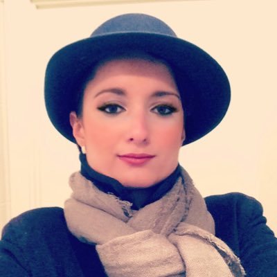 Polyglotte, passionnée par l'Union Européenne, travailles dans une société de consultance, aime l'équitation, les arts martiaux, la musique et la lecture.