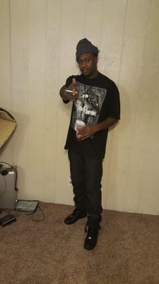 (Rap Artist ) born and raised in chicago ! email:tzmiles15@gmail.com /bussiness number 7122607170