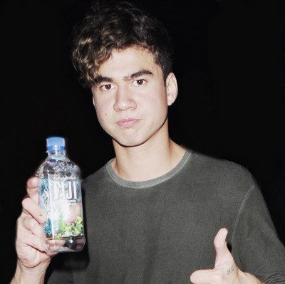 don't follow this acc! follow @WasteTheMickey she follow back
