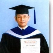 沈松茂教授个人简介 学 历: • 美国夏威夷大学旅游管理学院 • 美国太平洋大学餐旅管理硕士 • 美国太平洋大学餐饮教育博士 • 国际学士院荣誉营养学博士 个人经历 1.世界中国烹饪联合会發起人。中西餐全威管理與技術教授專業連鎖餐飲技術指導,中國各式各樣專業小吃如台灣牛肉麵,小籠湯包,台灣的鐵路便當排骨按授課到會操作。