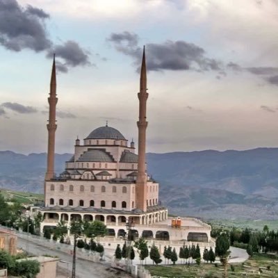 TuncDvan's profile picture. Oyun Bitince Şahta Piyonda Aynı Kutuya Girer....