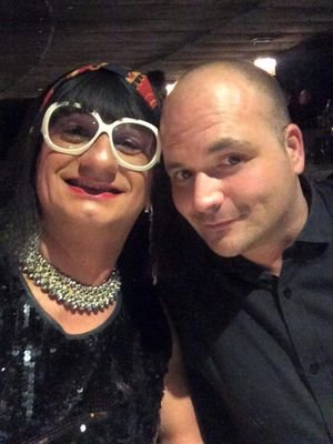 Animateur Toc Toc Show de Martine Superstar - Interviewer Marcel Magazine -
Serveur Restaurant L Ange20 Paris 4ème et
Auteur du Livre Qui est Qui en Touraine