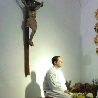 Padre de familia numerosa. Profesor de Religión en Secundaria. Grado en CCCRR. DECA en Secundaria. Master en Secundaria. Acólito y lector instituido. FPII ICT.