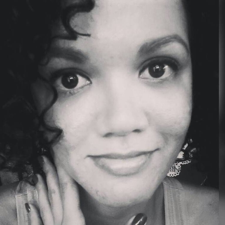 Cristã, 26 anos, nutricionista, pós -graduanda em nutrição clinica, namorando. Apaixonada por comidas, psicologia, comportamento, olhares e sorrisos!