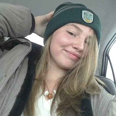 izabelArcham's profile picture. Fille qui a rien à faire d'autre que lire et écouter Game of Thrones