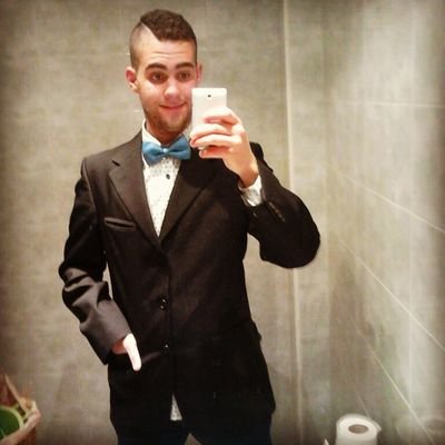 De Parla,Madrid
Cantante en una orquesta de Rock
Del Atlético de Madrid
Nacido él 28 De Marzo de 1999 en Getafe,Madrid