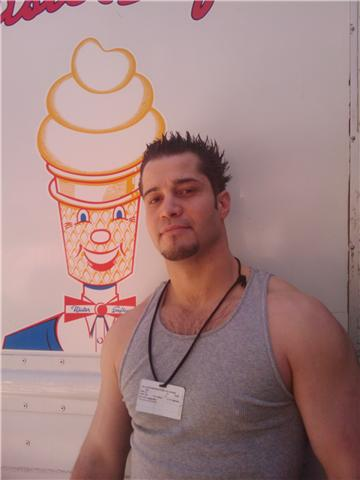 I'm a young clean and hospitable nyc guy. Just trying to make it in the big apple!