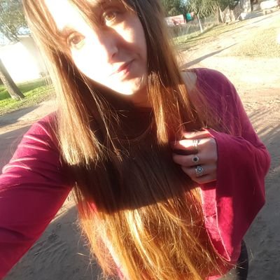 La vida es corta como para ser serio. Vive la vida, disfruta el momento y a la mierda lo que diga el resto ♒