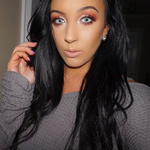 blogger/youtuber ♡ makeup addict. pizza lover. follow me on instagram @somethingcassandra