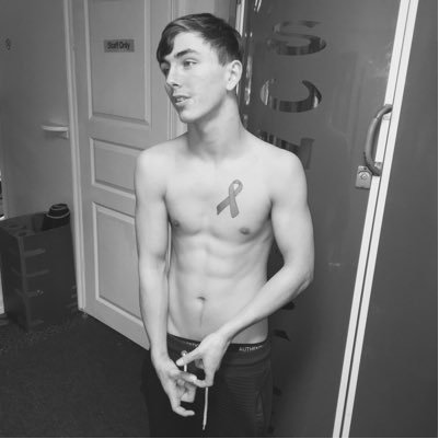 my profile pic is me trying to do an S in the mirror but I forgot I was looking in a mirror Insta:NKersy. Soundcloud:NIKERSY SC:Niall.kerswill follow me👌🏼