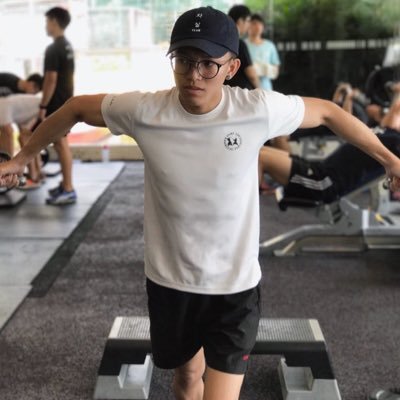 looking_there's profile picture. ig@ sebashyq