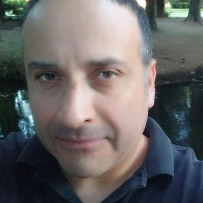 Doctor de relojes,ama lo que hace, la vida y la oportunidad que Dios le da de amar nuevamente..