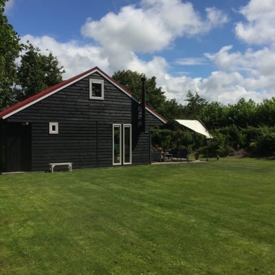 Wellness vakantiehuis in Egmond, Bergen. Nabij duingebied. 6-persoons. Grote tuin én privacy. Sauna, stoomdouche, jacuzzi. Huisdier- en rookvrij. Info via DM.