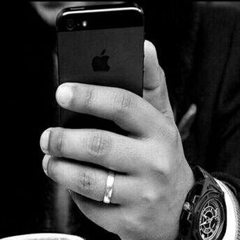 هنآ گانت ليآلينآ غلآ
و المقبلات امال…
هنآ گانت مواعيدگ
مطر تخضربه اغصاني…
هنآ باقي أثارگ
على رمل الوعد مآزال…
هنآ دمعةٍ طاحت
من عيونگ على شاني